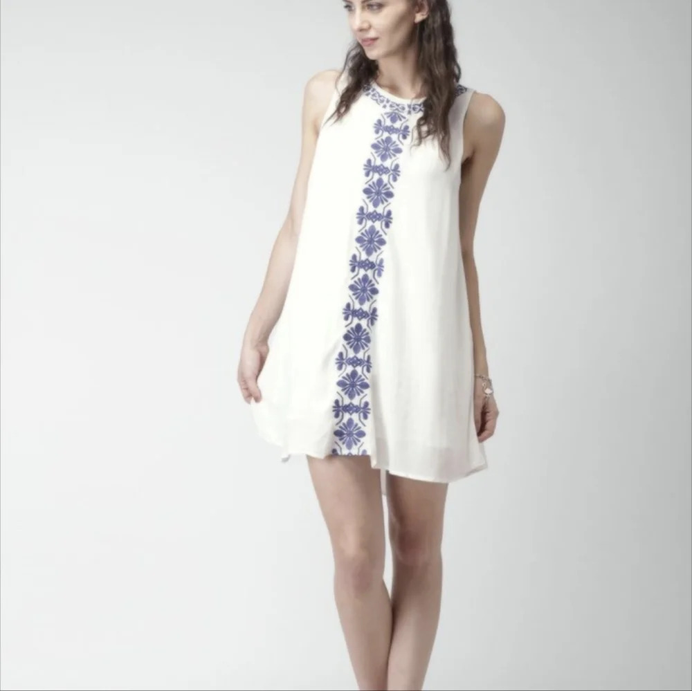 Forever 21 sz L White Lined Floral Embroidered Sleeveless Dress